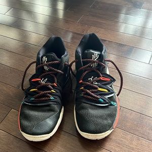 Nike Kyrie 5 x friends size 5 youth in good used condition